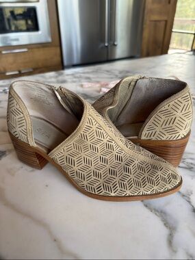 1. State Iddah Tan Cutout Suede Ankle Mule Booties Size 7.5